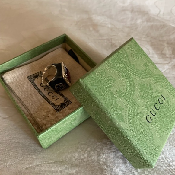 Silver Gucci ring with Red gem in middle - Picture 2 of 4